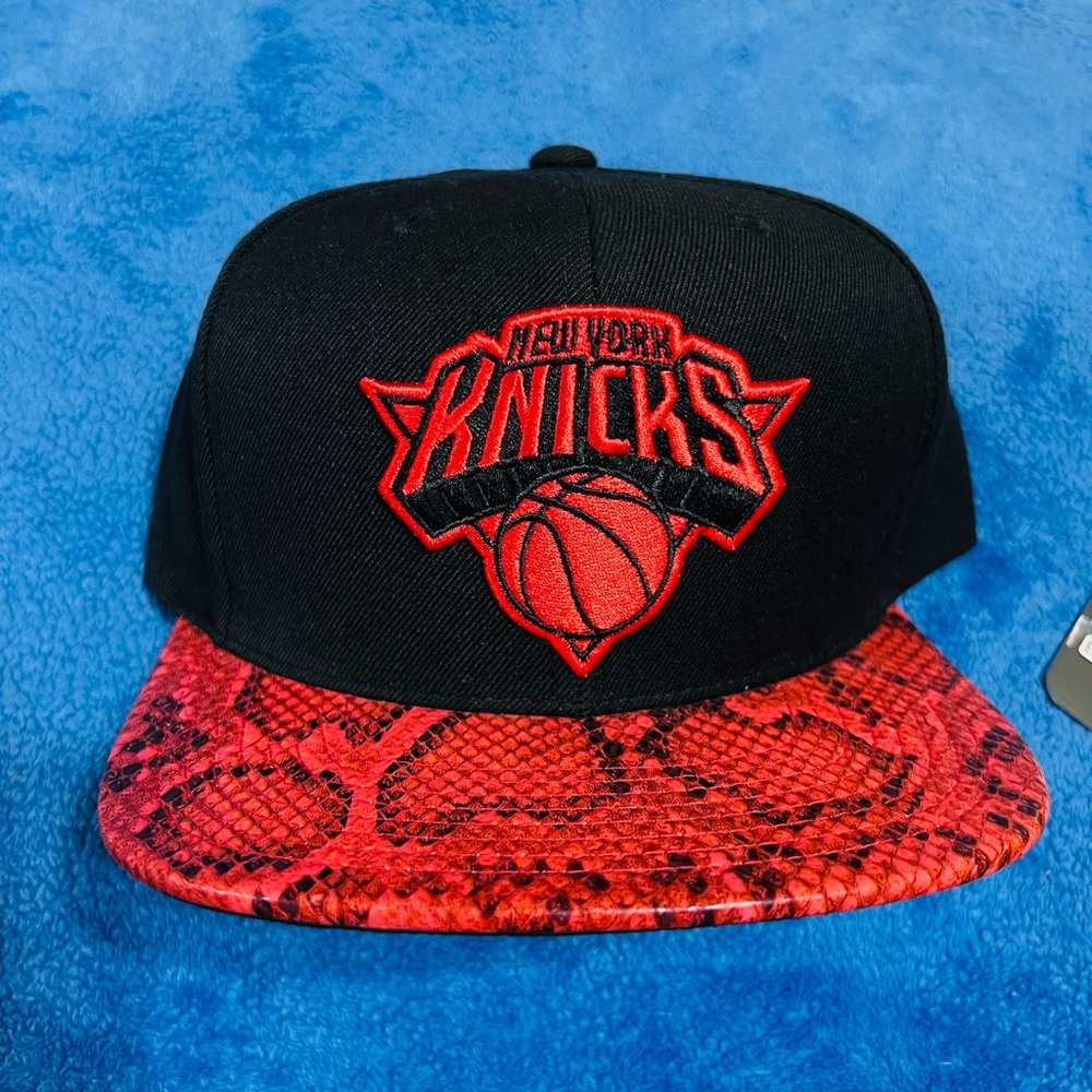 Exclusive Snake Faux Lea Brim Mitchell & Ness New York Knicks Black Red Snapback